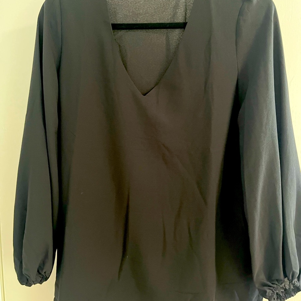 Lovely black V-neck tunic top by Belongsi in L Never been worn
